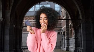 Vrouw met Museumkaart buiten het museum