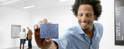 Een jonge man met een Museumkaart in zijn hand